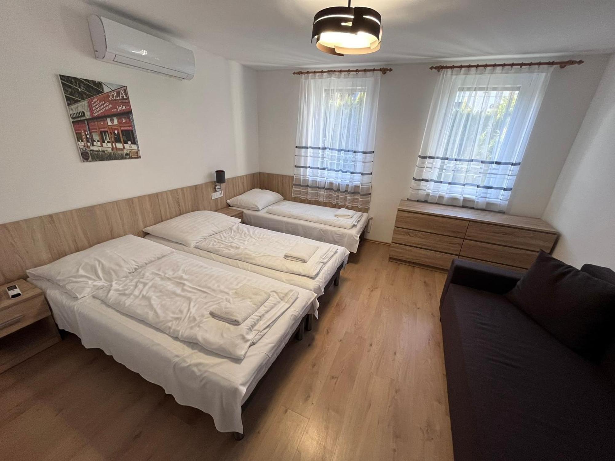 Majus 1 Vendeghaz - Torony Otel Dış mekan fotoğraf