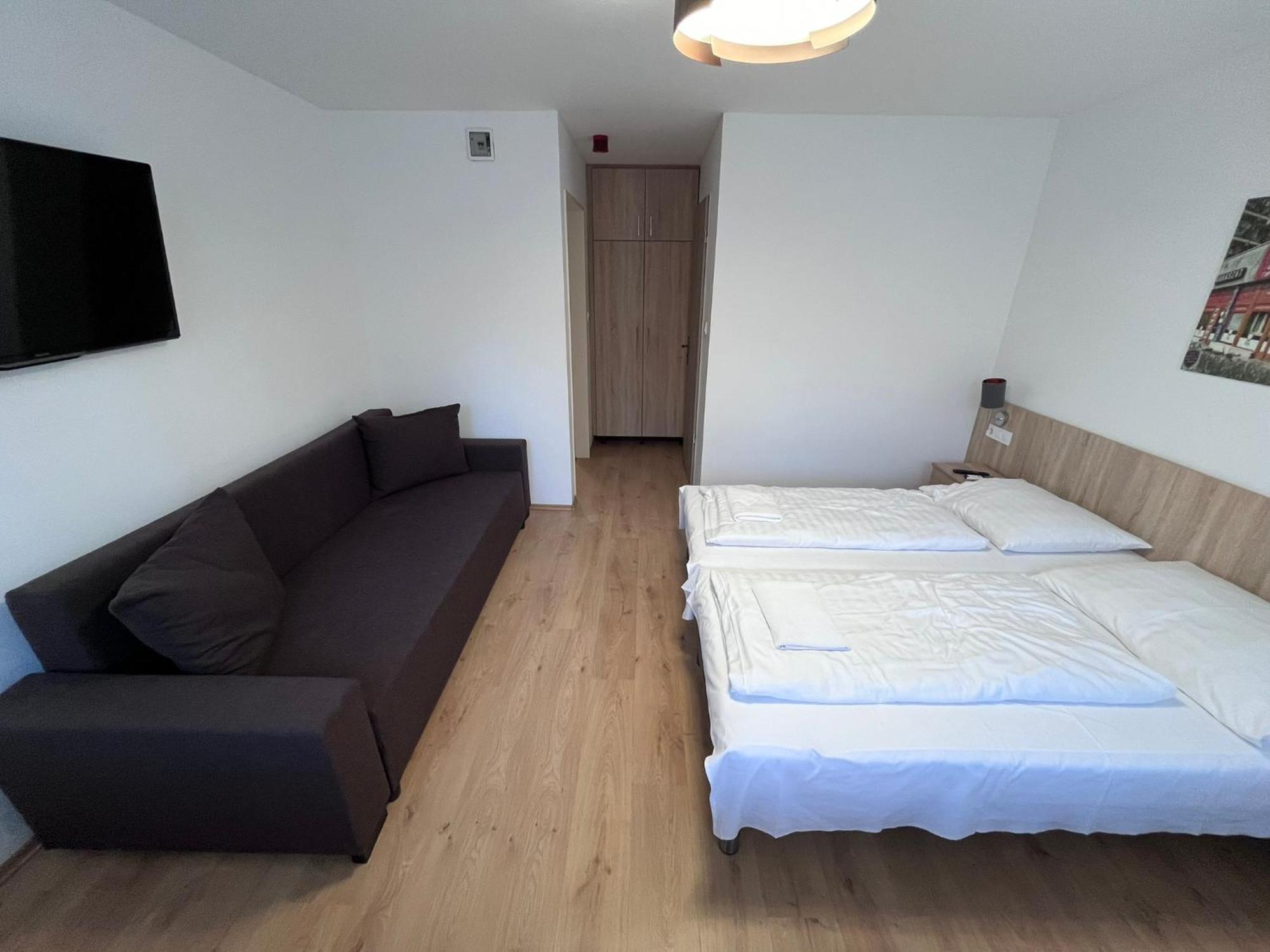 Majus 1 Vendeghaz - Torony Otel Dış mekan fotoğraf