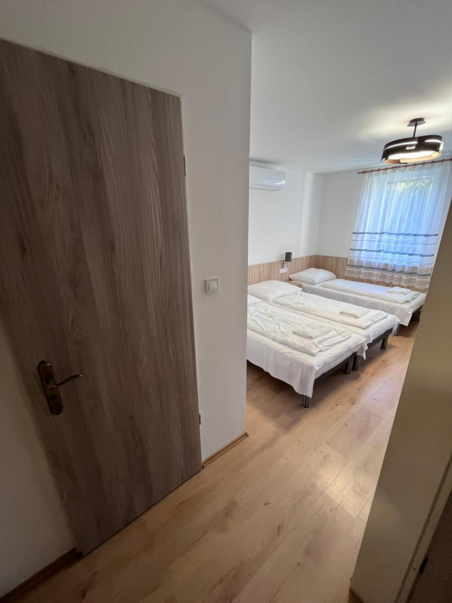 Majus 1 Vendeghaz - Torony Otel Dış mekan fotoğraf