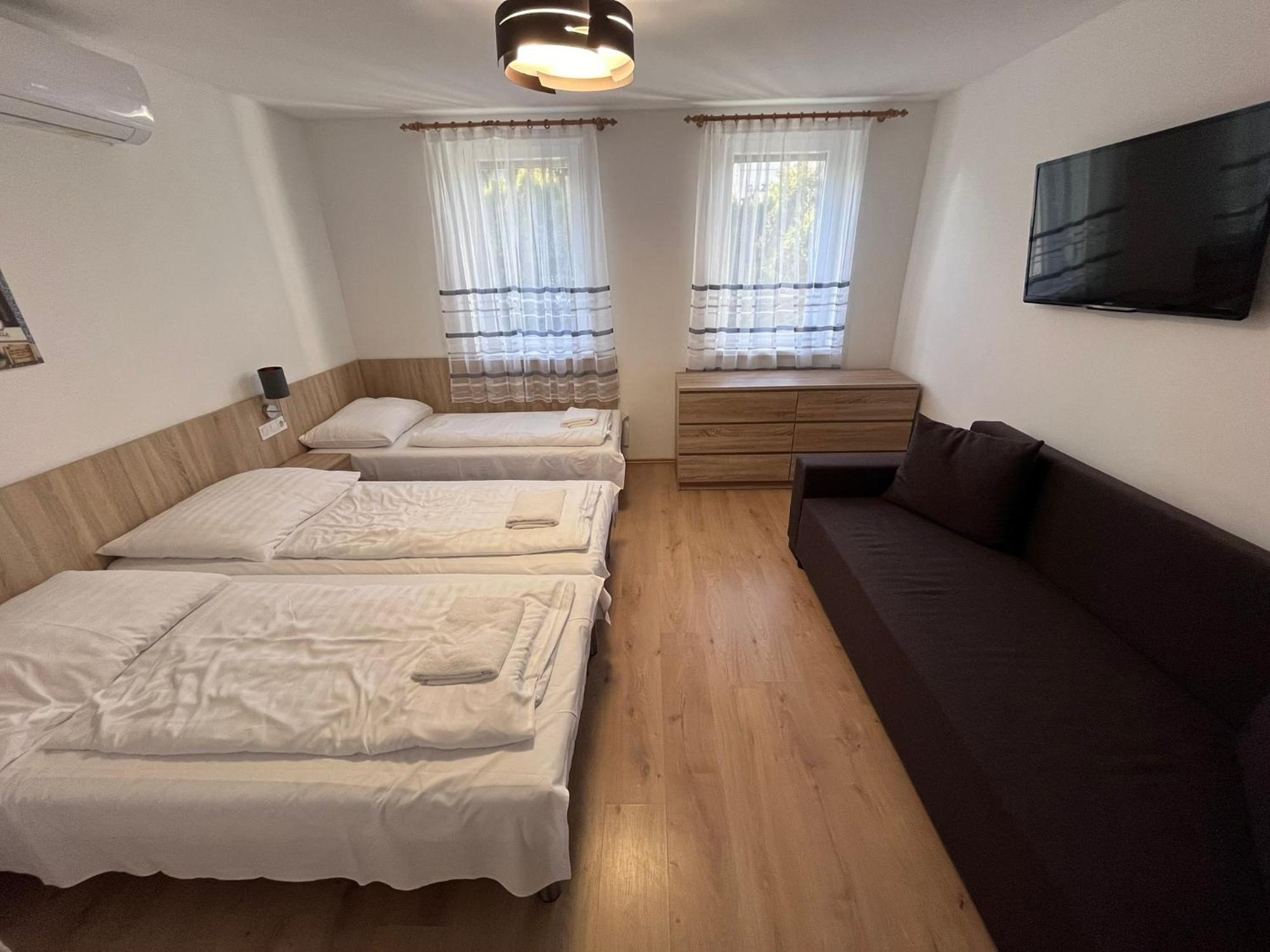 Majus 1 Vendeghaz - Torony Otel Dış mekan fotoğraf