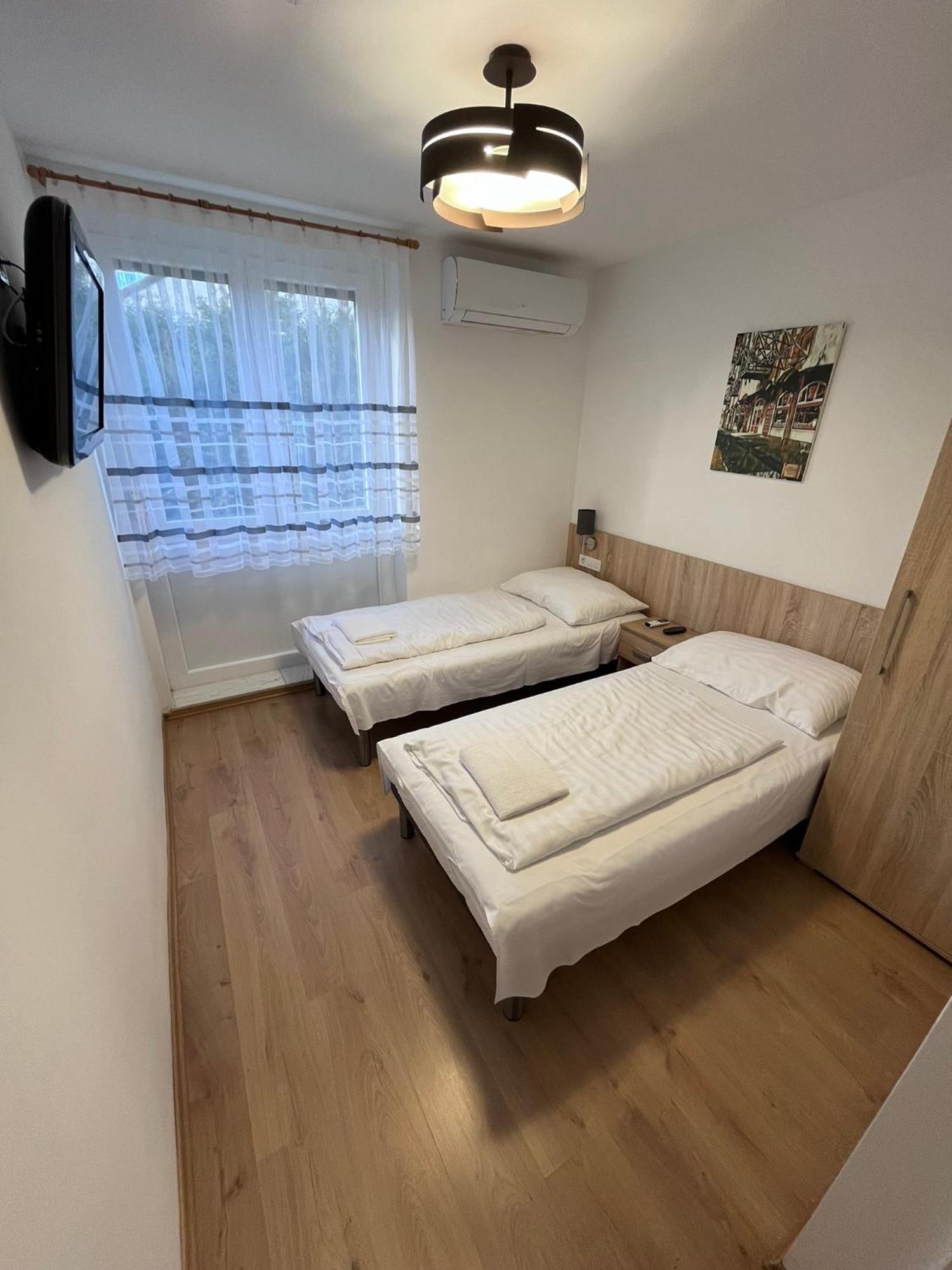 Majus 1 Vendeghaz - Torony Otel Dış mekan fotoğraf