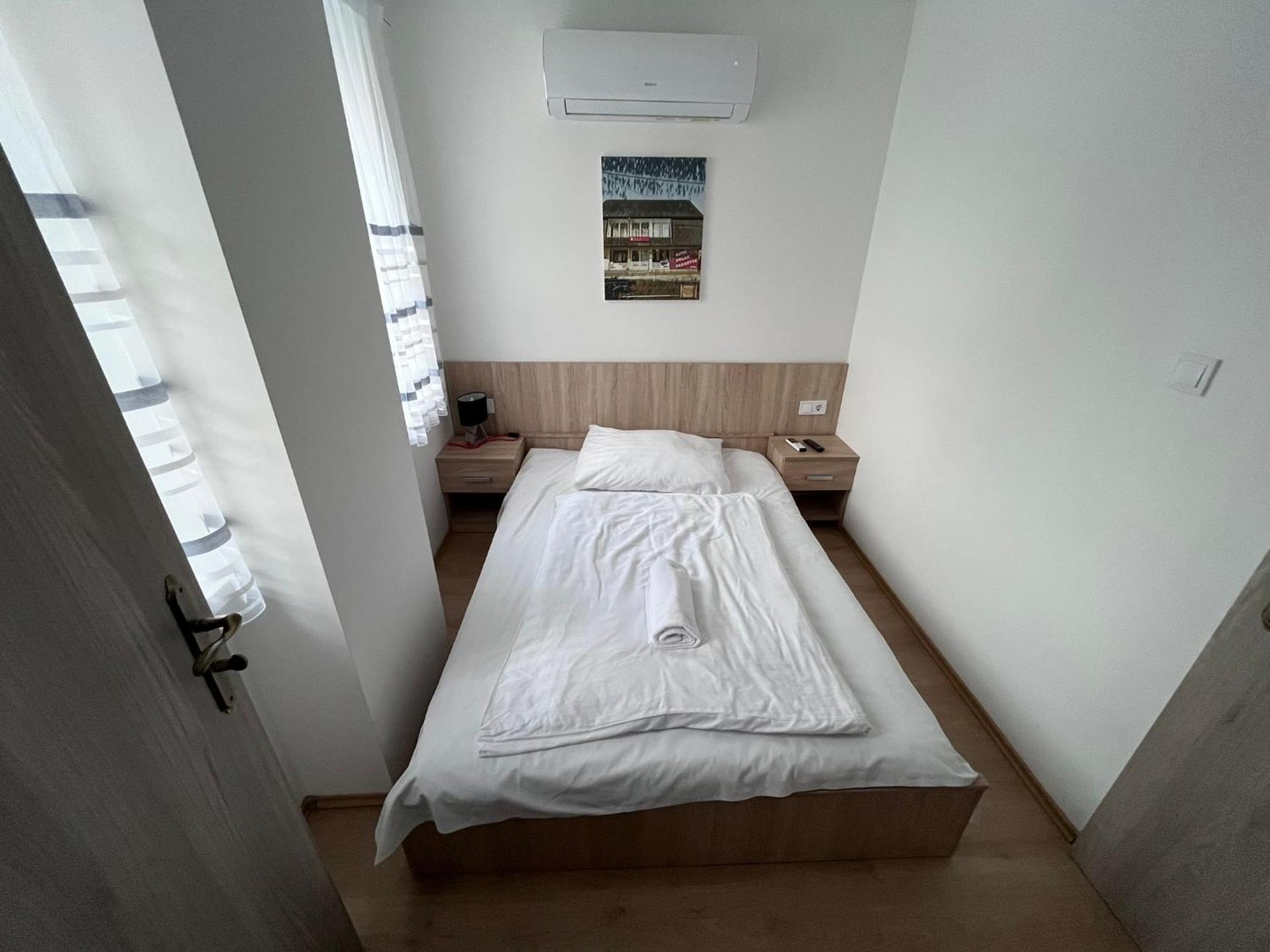 Majus 1 Vendeghaz - Torony Otel Dış mekan fotoğraf