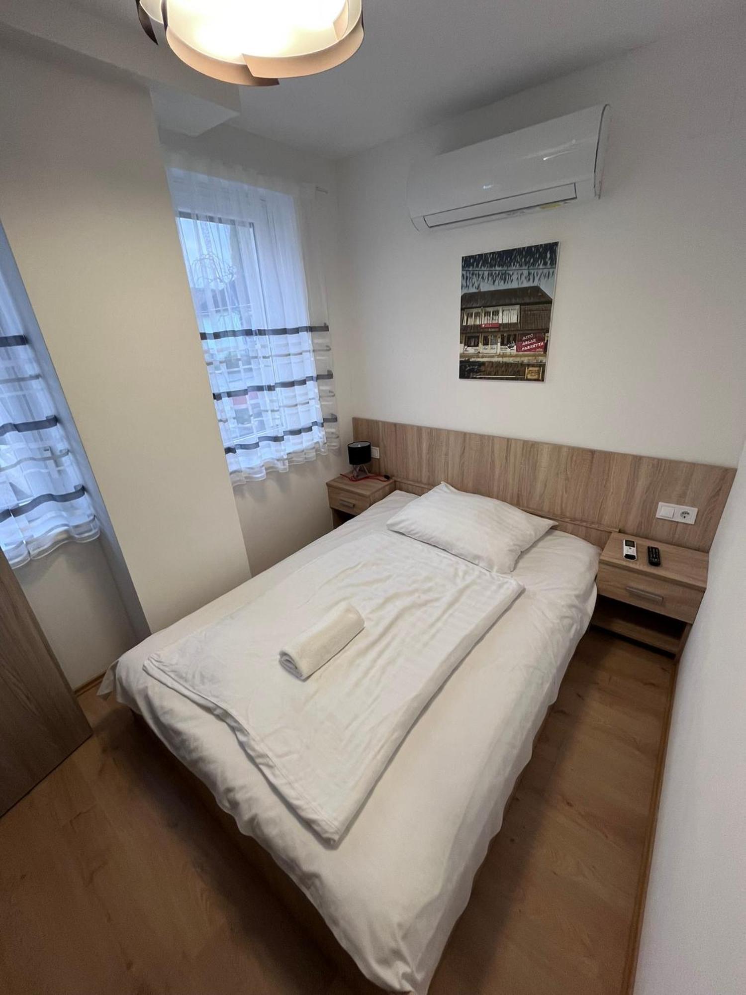 Majus 1 Vendeghaz - Torony Otel Dış mekan fotoğraf