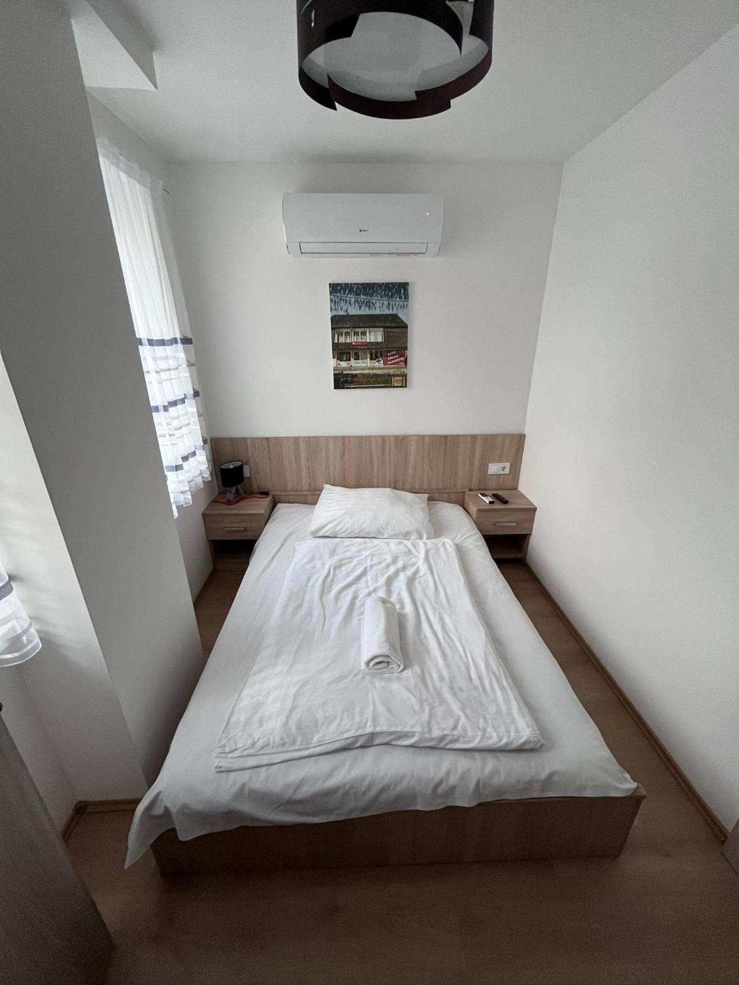 Majus 1 Vendeghaz - Torony Otel Dış mekan fotoğraf