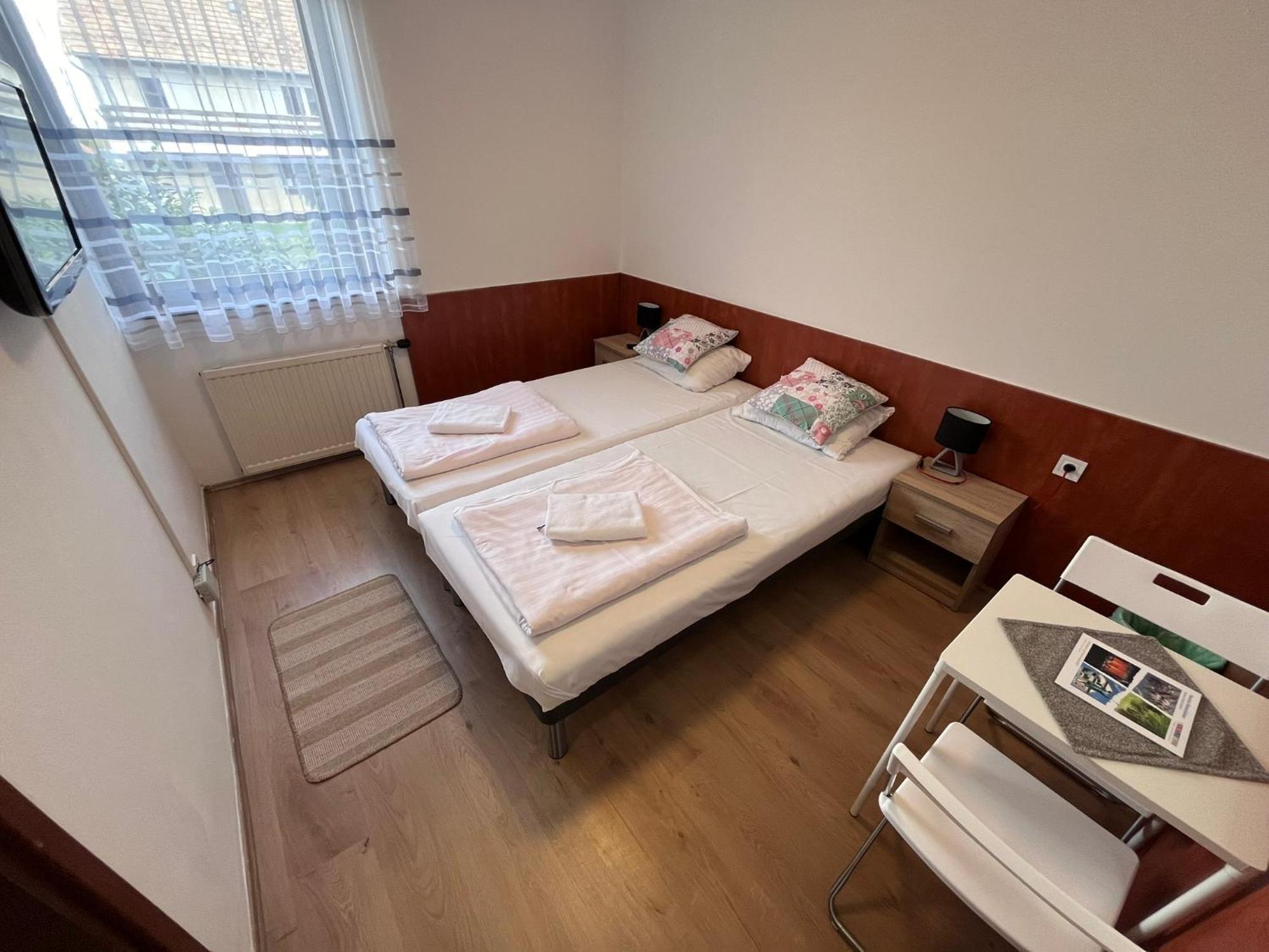 Majus 1 Vendeghaz - Torony Otel Dış mekan fotoğraf