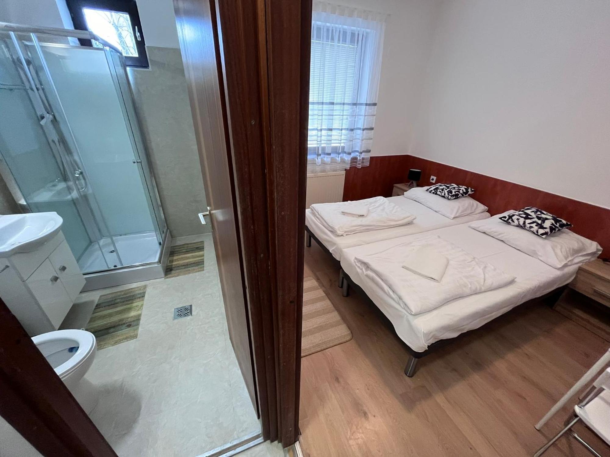 Majus 1 Vendeghaz - Torony Otel Dış mekan fotoğraf