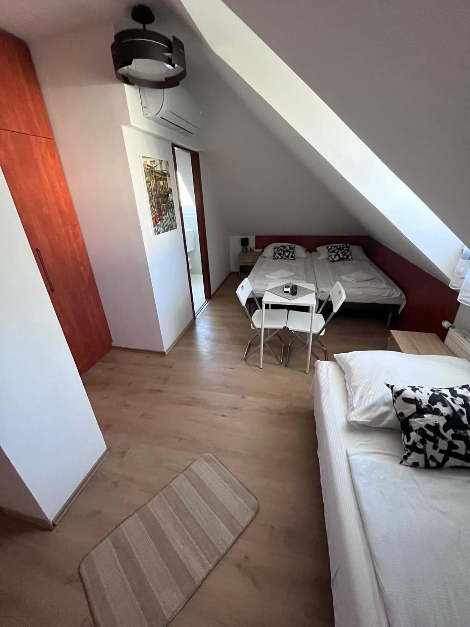Majus 1 Vendeghaz - Torony Otel Dış mekan fotoğraf