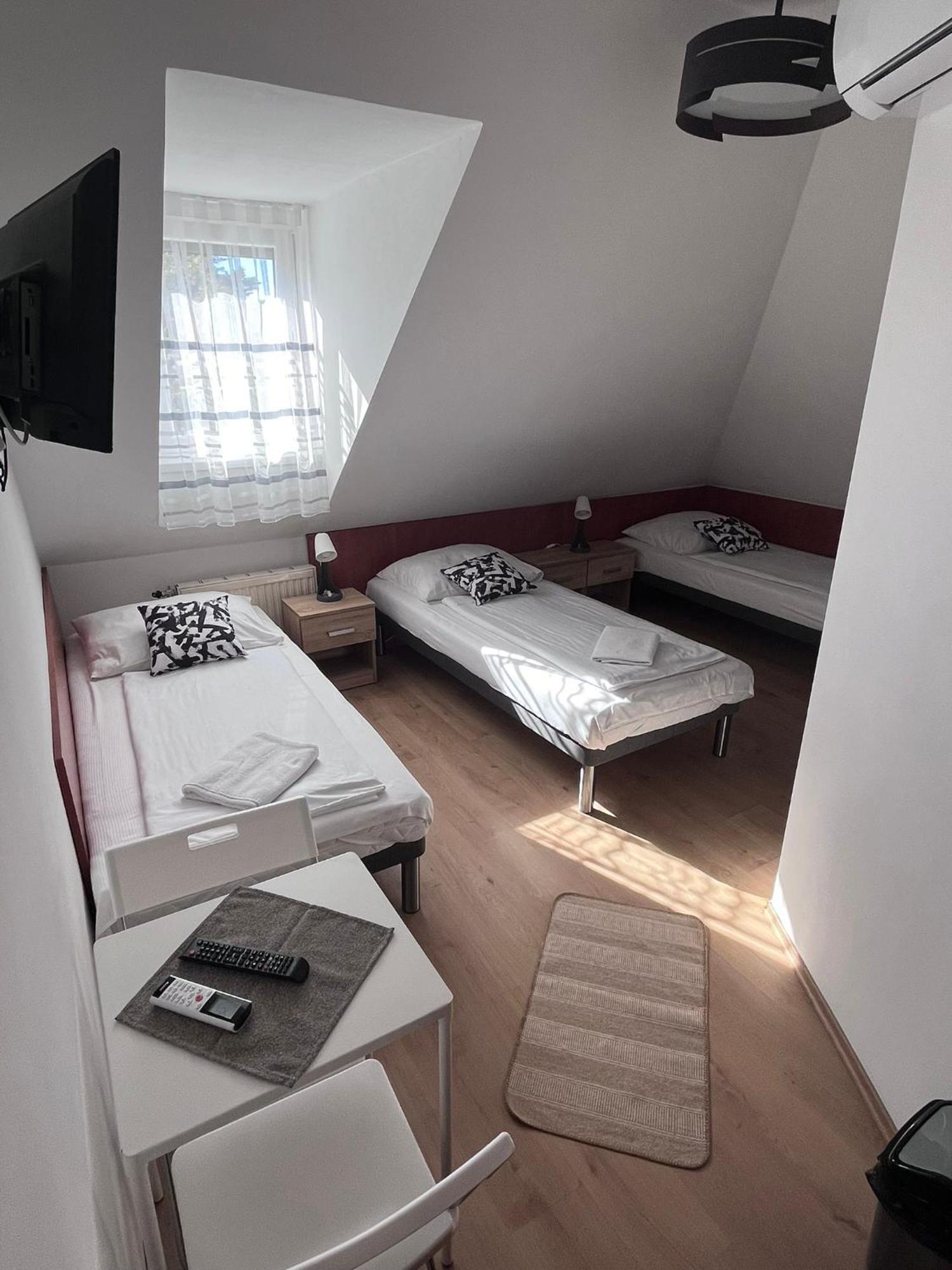 Majus 1 Vendeghaz - Torony Otel Dış mekan fotoğraf