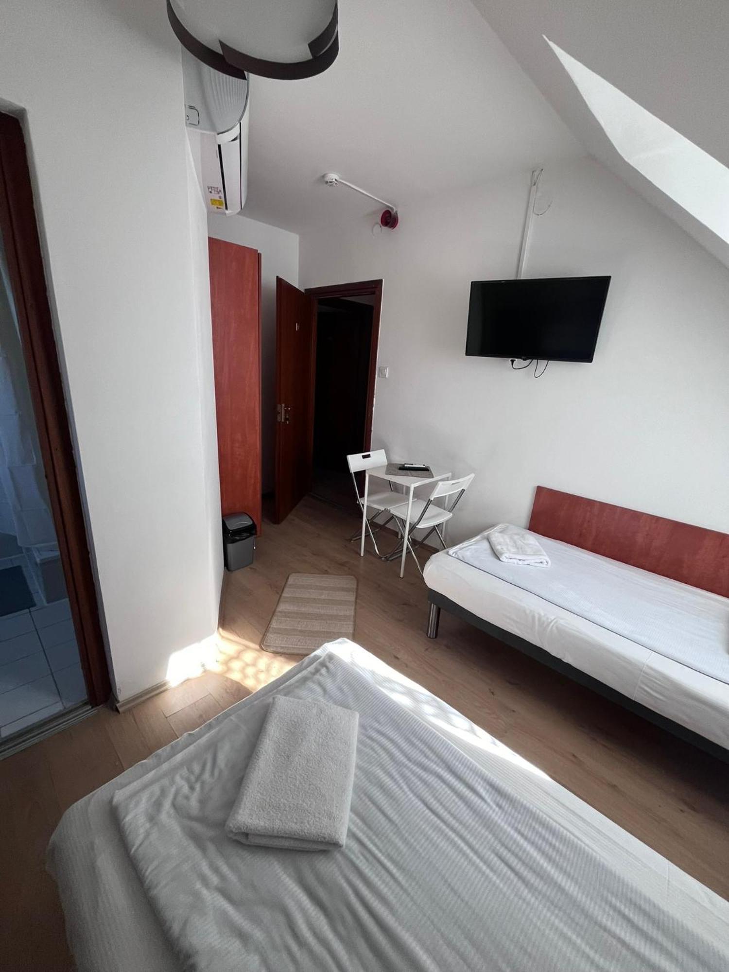 Majus 1 Vendeghaz - Torony Otel Dış mekan fotoğraf