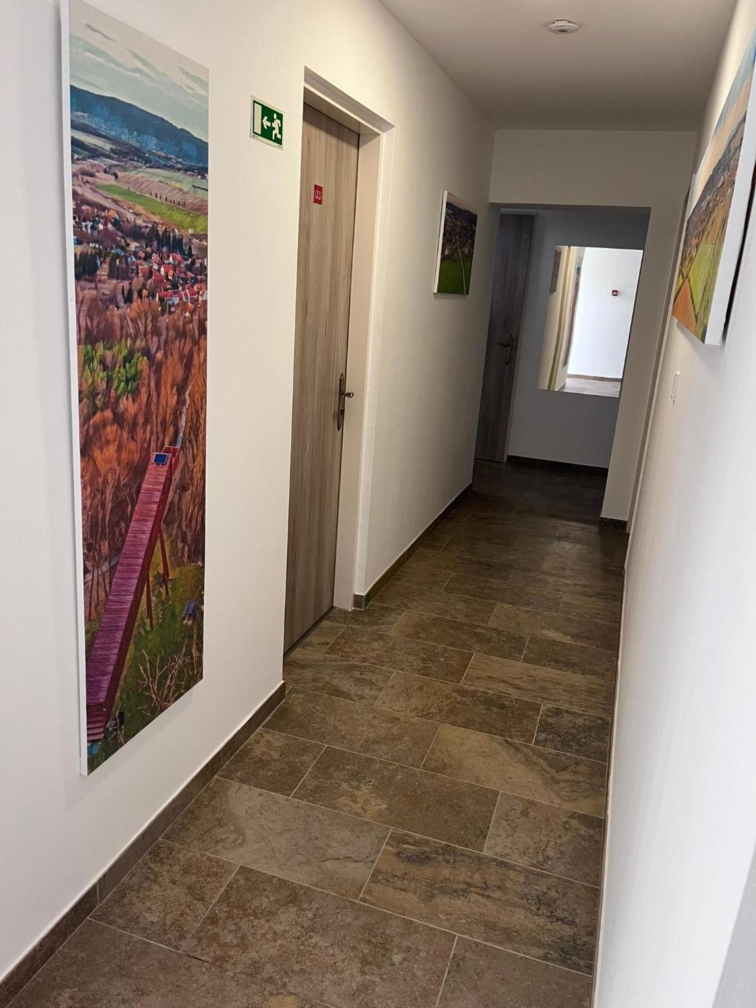 Majus 1 Vendeghaz - Torony Otel Dış mekan fotoğraf