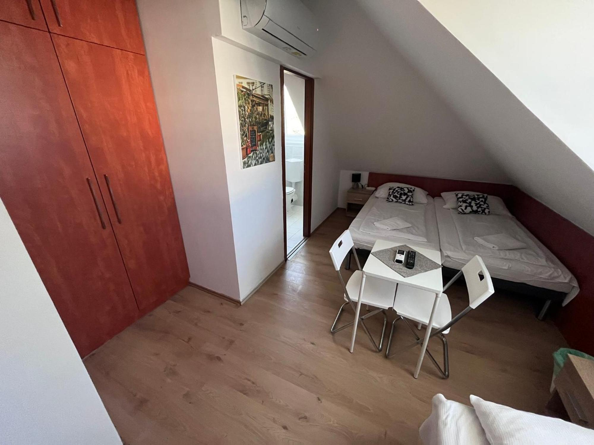 Majus 1 Vendeghaz - Torony Otel Dış mekan fotoğraf