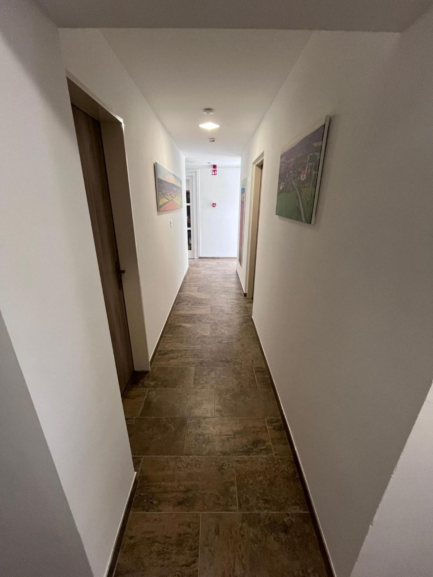 Majus 1 Vendeghaz - Torony Otel Dış mekan fotoğraf