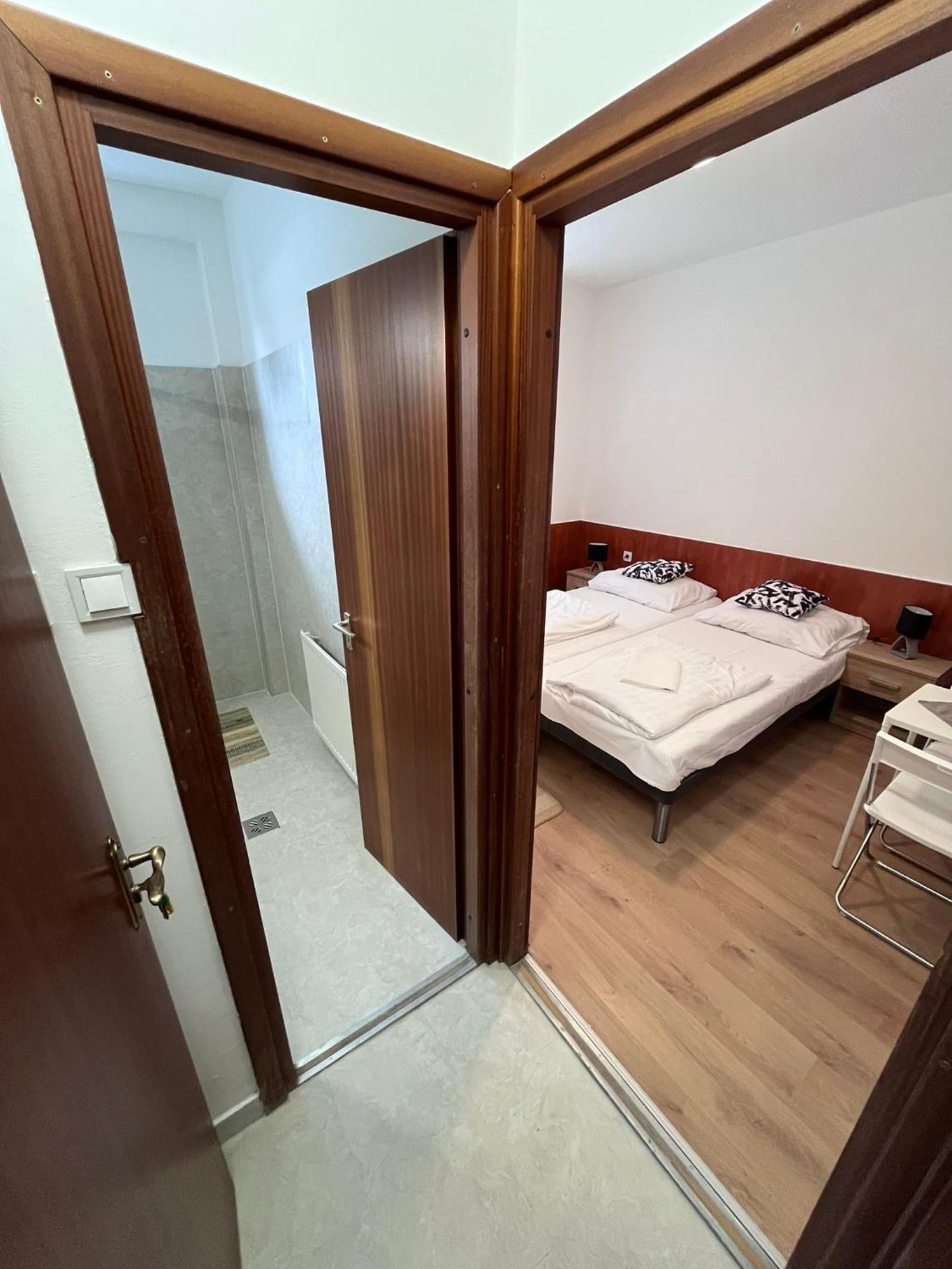 Majus 1 Vendeghaz - Torony Otel Dış mekan fotoğraf