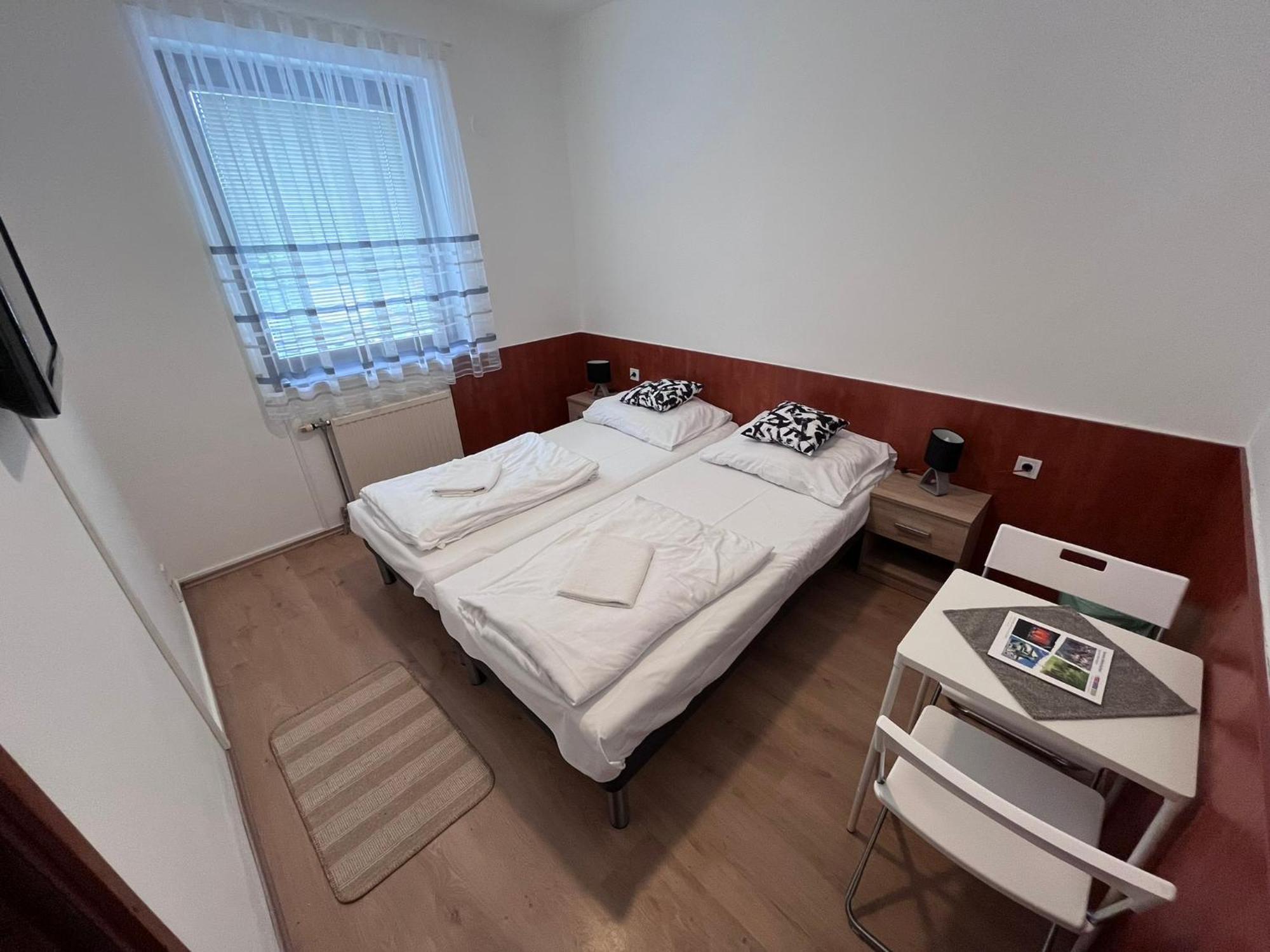 Majus 1 Vendeghaz - Torony Otel Dış mekan fotoğraf