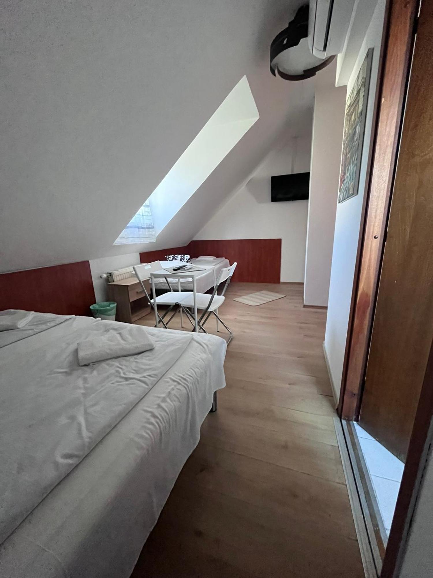 Majus 1 Vendeghaz - Torony Otel Dış mekan fotoğraf