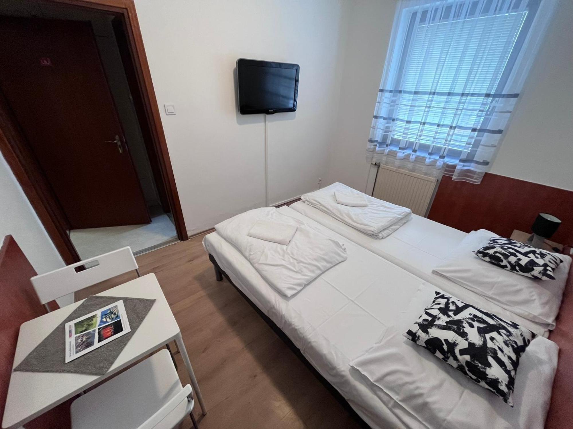 Majus 1 Vendeghaz - Torony Otel Dış mekan fotoğraf
