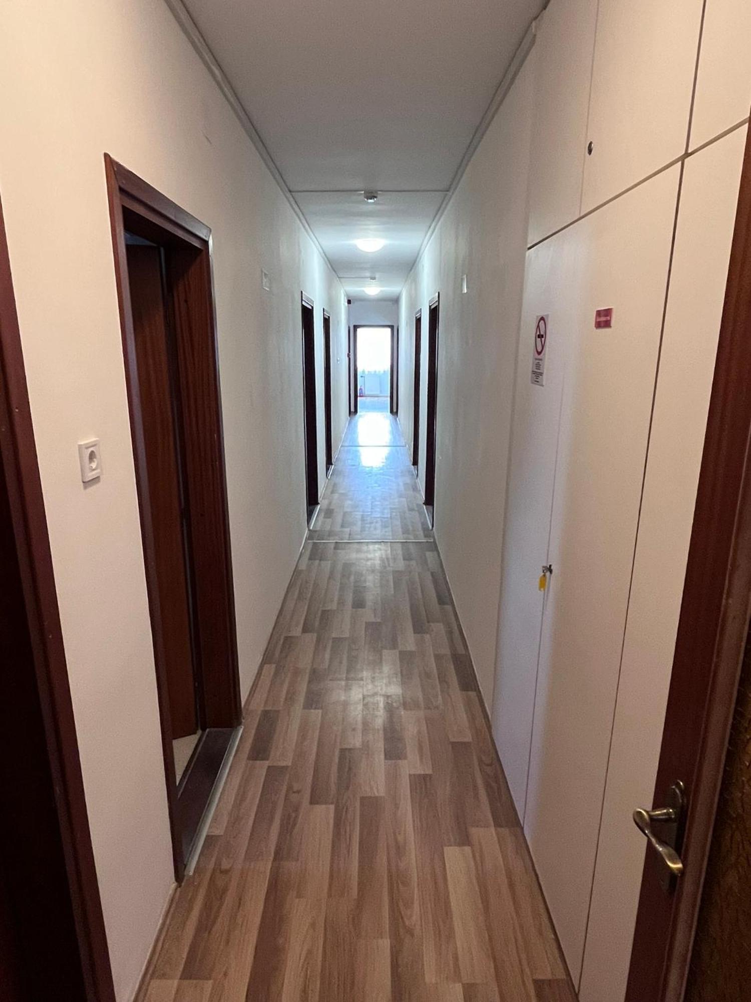 Majus 1 Vendeghaz - Torony Otel Dış mekan fotoğraf
