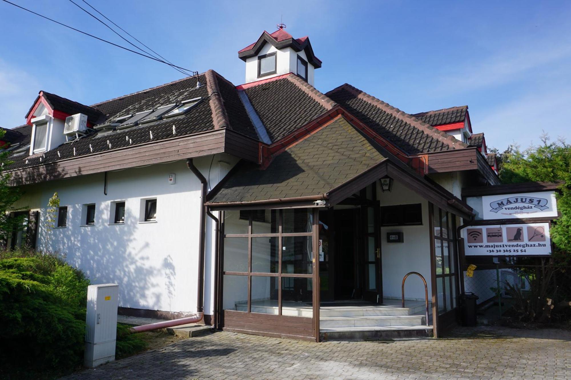 Majus 1 Vendeghaz - Torony Otel Dış mekan fotoğraf