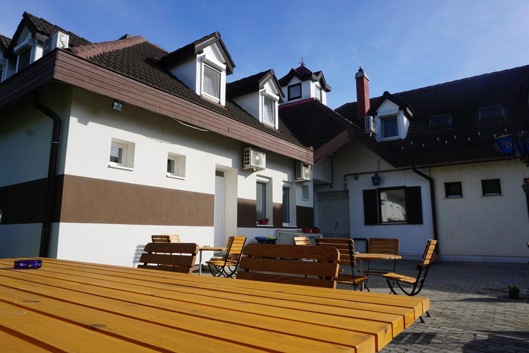 Majus 1 Vendeghaz - Torony Otel Dış mekan fotoğraf