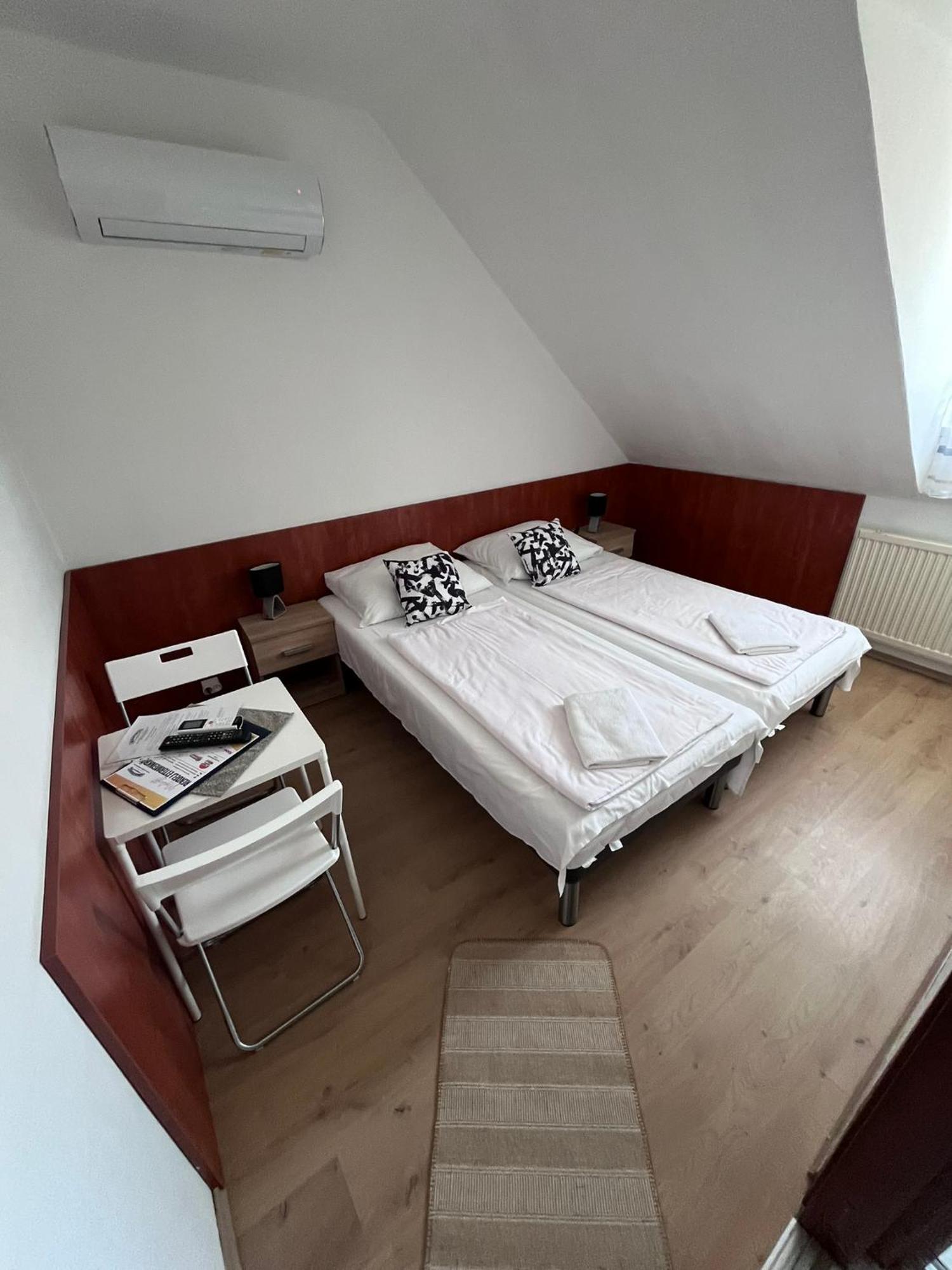 Majus 1 Vendeghaz - Torony Otel Dış mekan fotoğraf