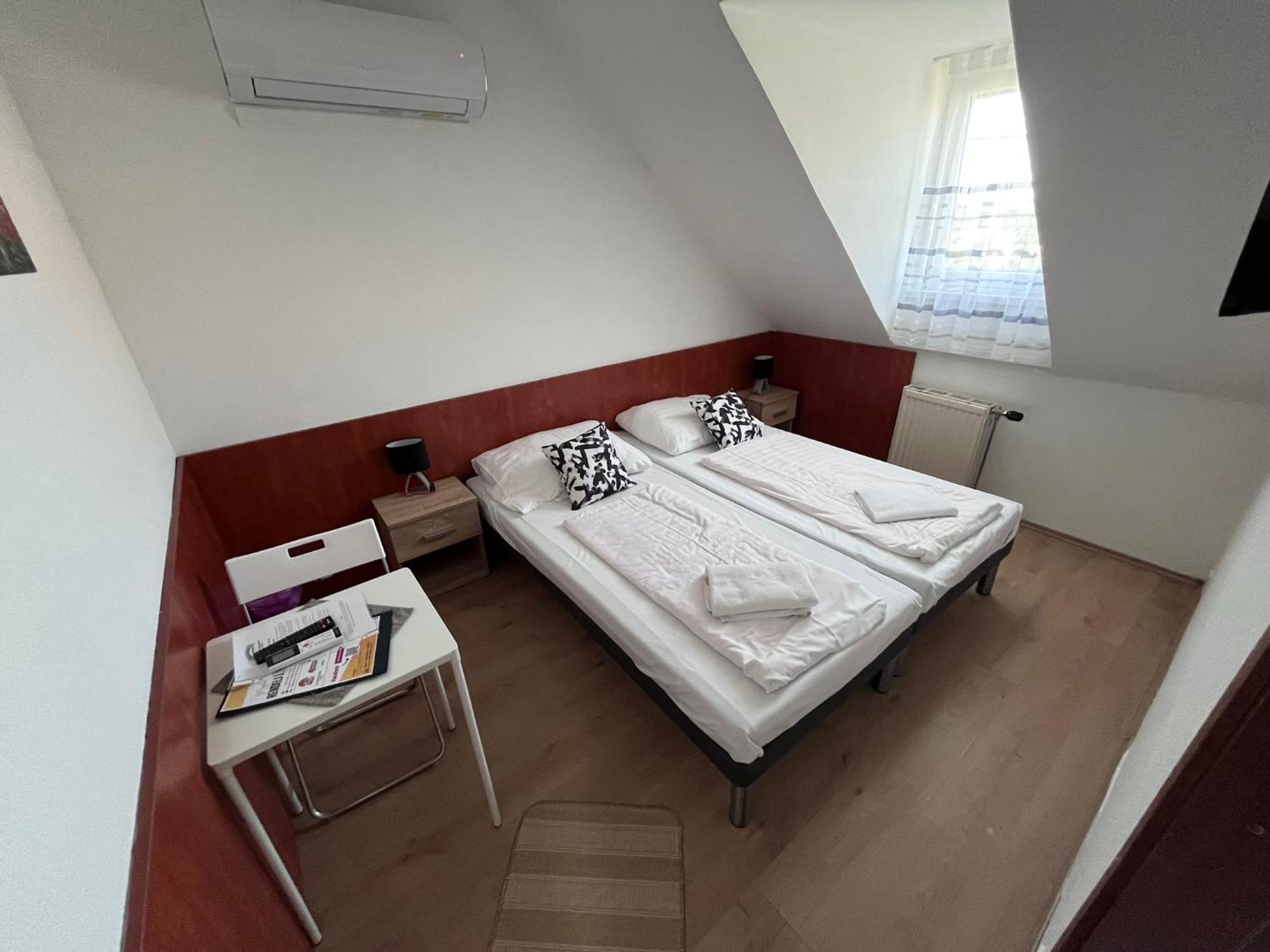 Majus 1 Vendeghaz - Torony Otel Dış mekan fotoğraf