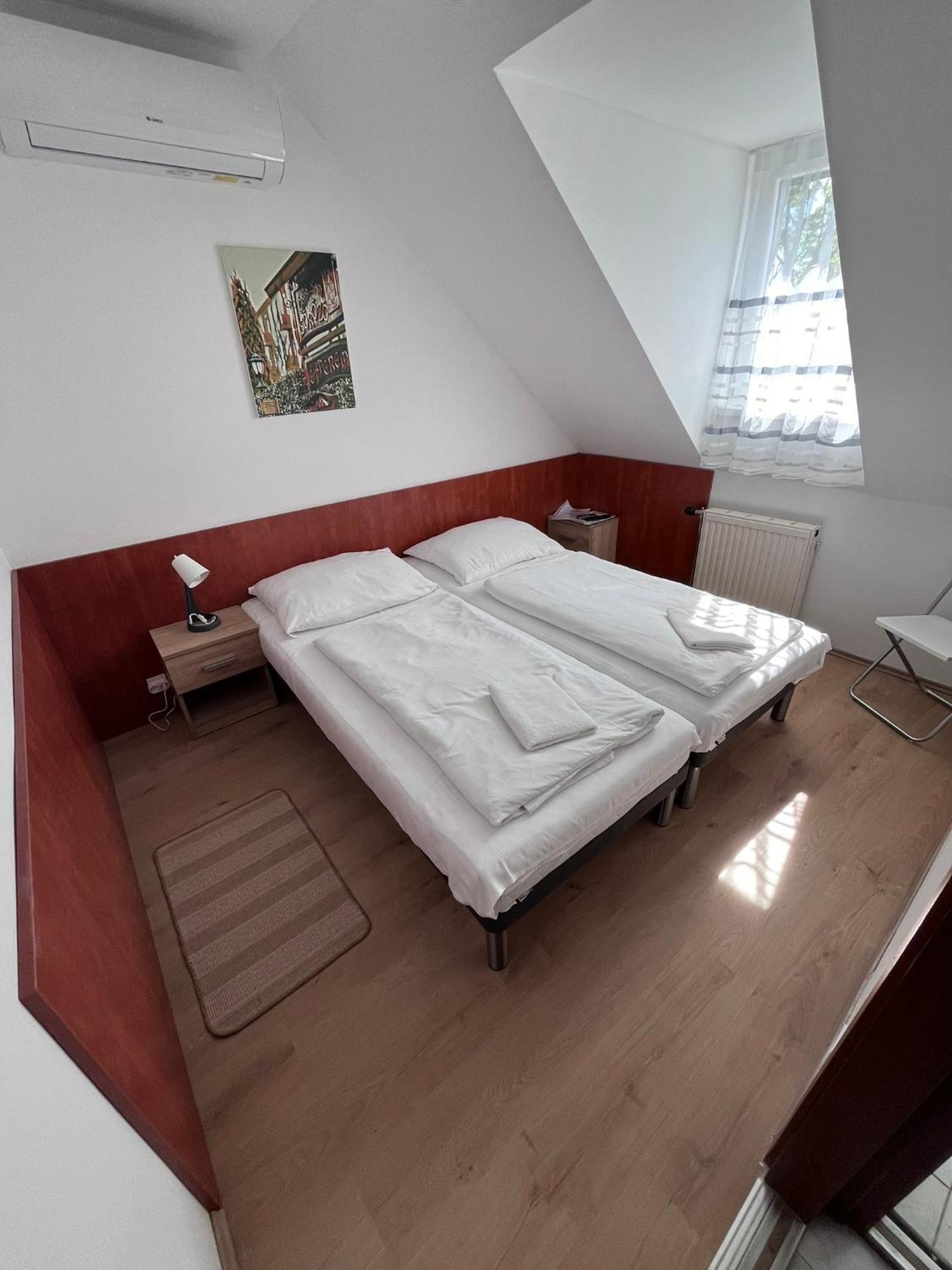 Majus 1 Vendeghaz - Torony Otel Dış mekan fotoğraf