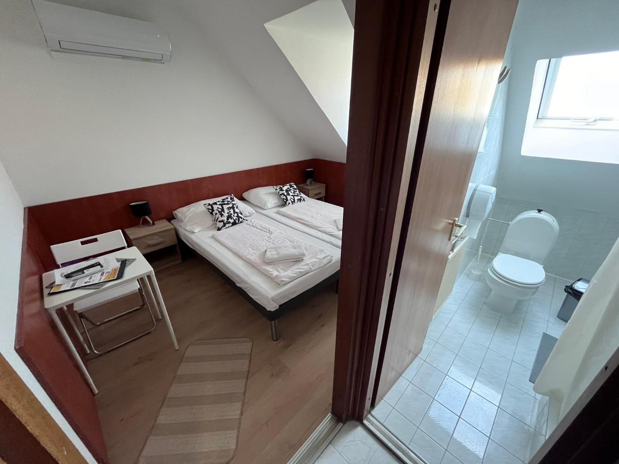 Majus 1 Vendeghaz - Torony Otel Dış mekan fotoğraf
