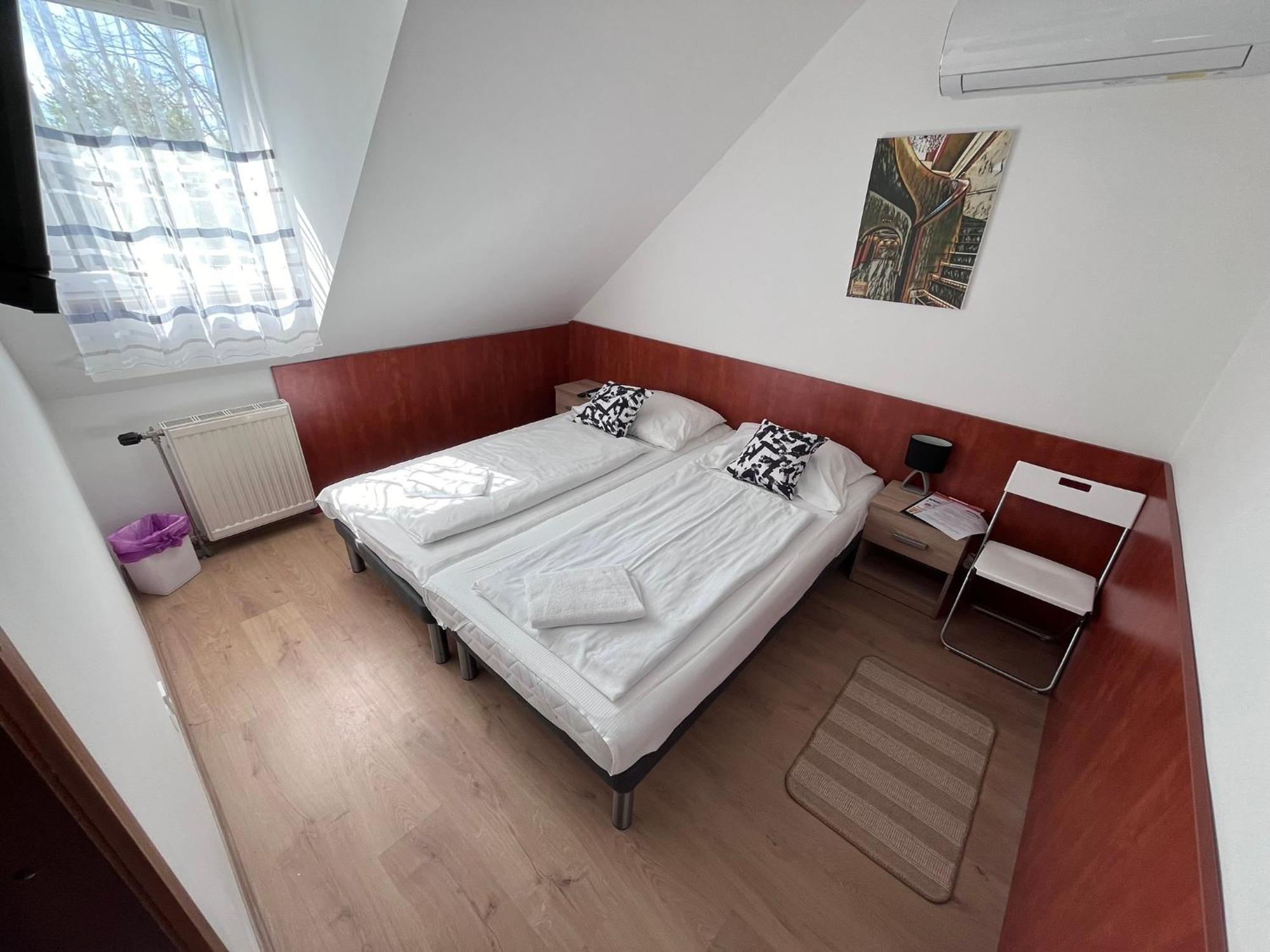 Majus 1 Vendeghaz - Torony Otel Dış mekan fotoğraf