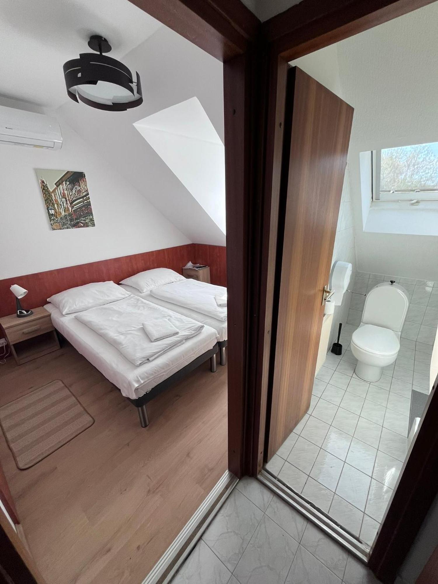 Majus 1 Vendeghaz - Torony Otel Dış mekan fotoğraf
