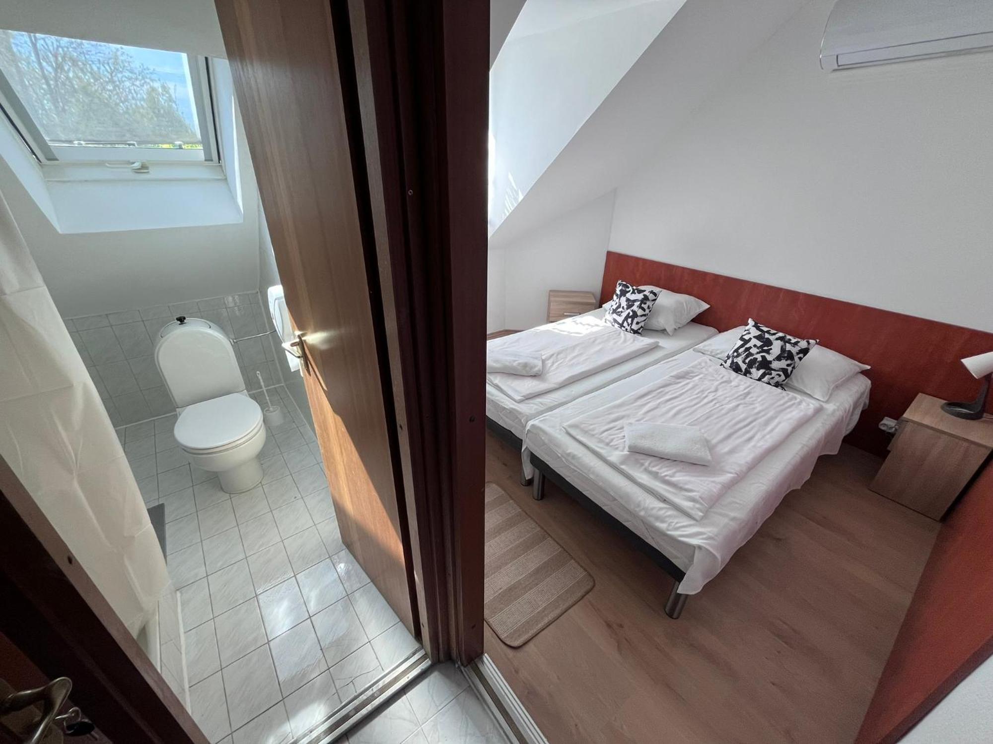 Majus 1 Vendeghaz - Torony Otel Dış mekan fotoğraf