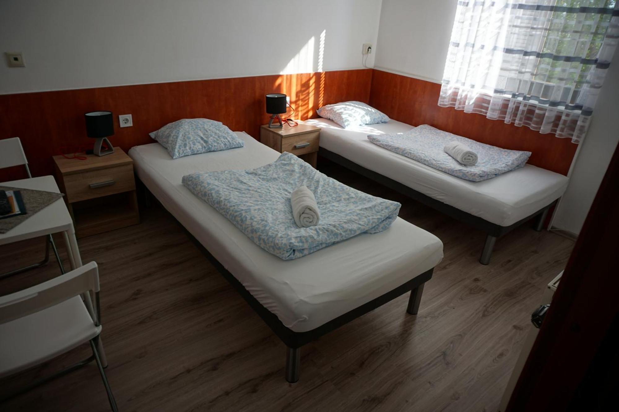 Majus 1 Vendeghaz - Torony Otel Dış mekan fotoğraf