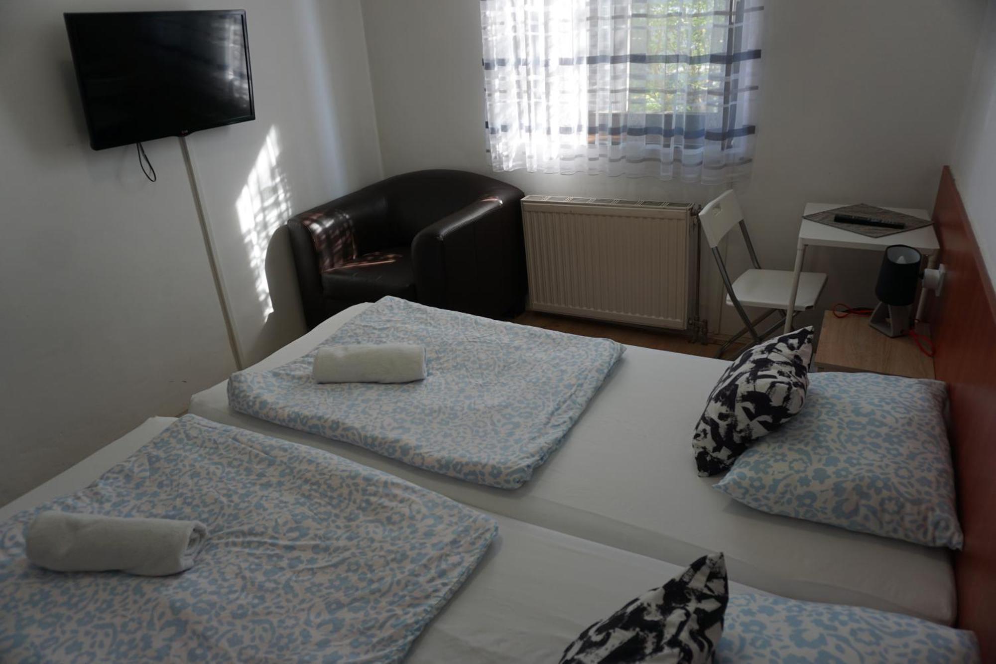 Majus 1 Vendeghaz - Torony Otel Dış mekan fotoğraf