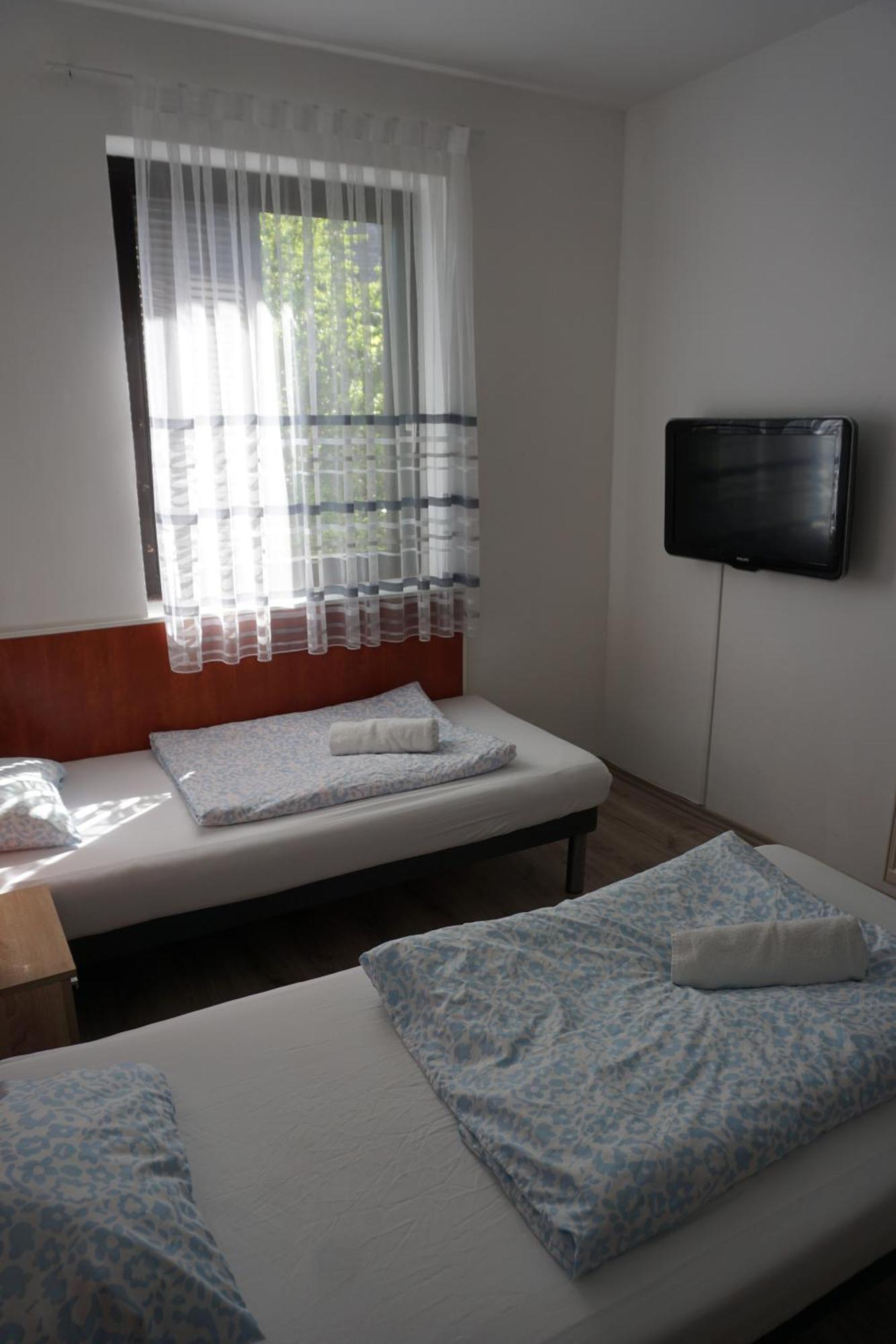 Majus 1 Vendeghaz - Torony Otel Dış mekan fotoğraf