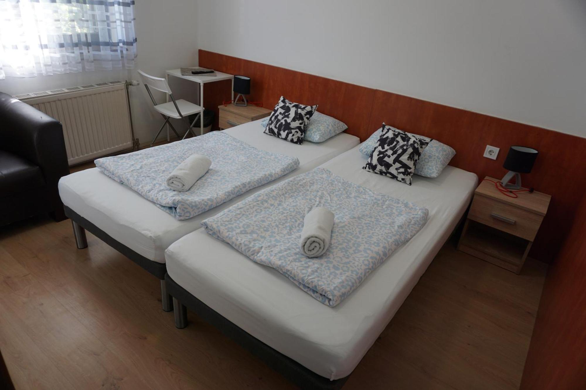 Majus 1 Vendeghaz - Torony Otel Dış mekan fotoğraf