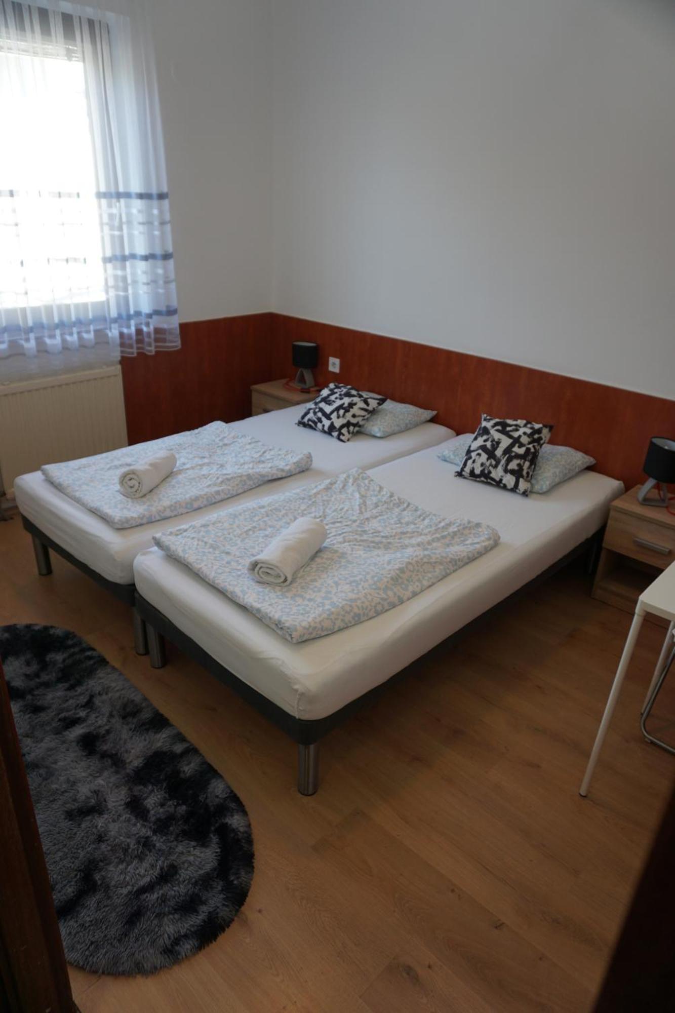 Majus 1 Vendeghaz - Torony Otel Dış mekan fotoğraf