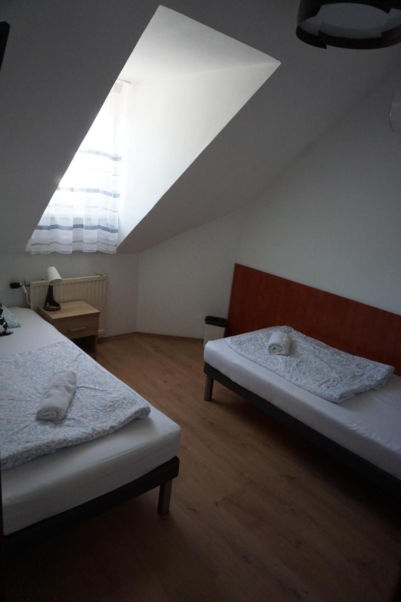Majus 1 Vendeghaz - Torony Otel Dış mekan fotoğraf