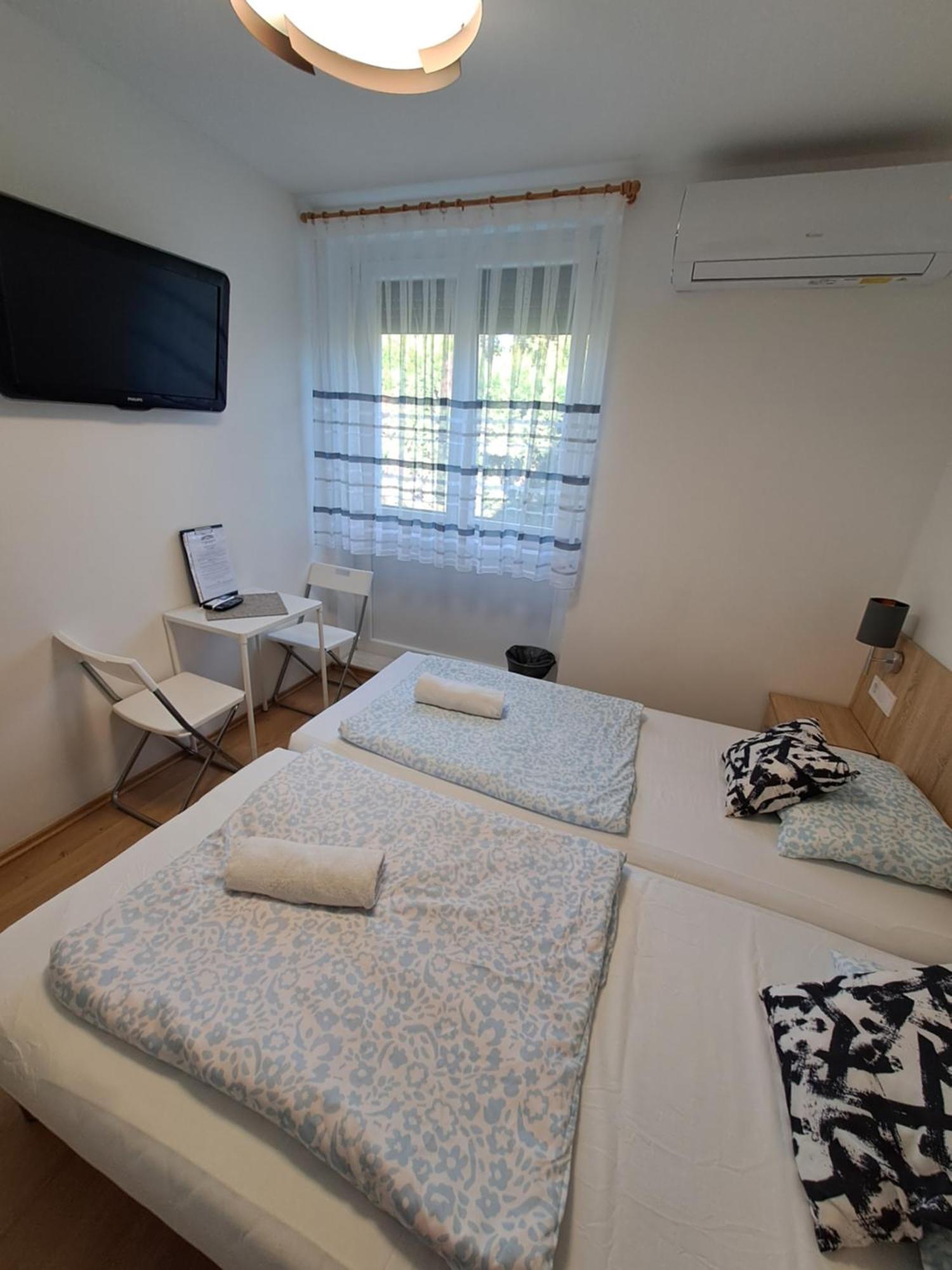 Majus 1 Vendeghaz - Torony Otel Dış mekan fotoğraf