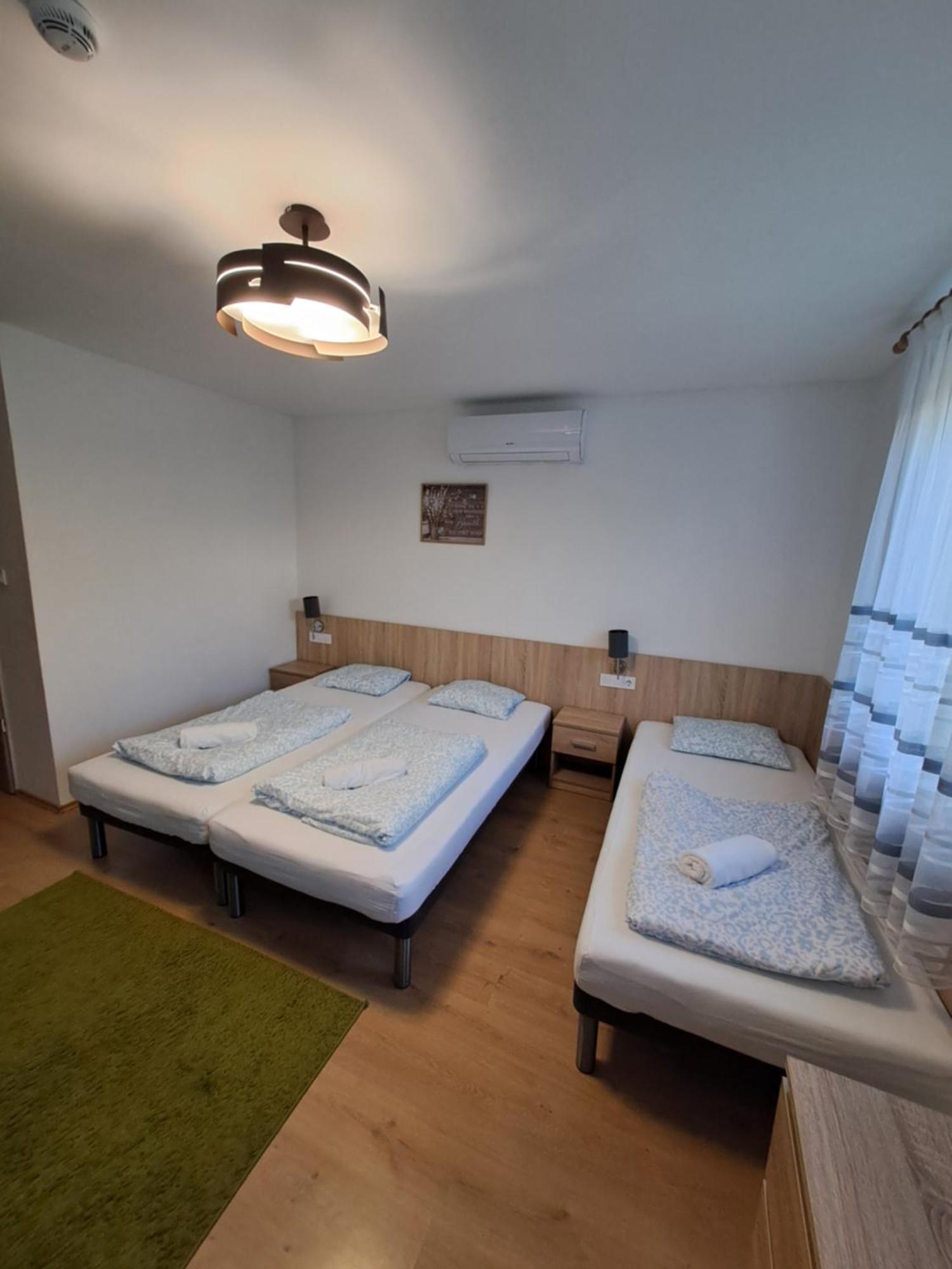 Majus 1 Vendeghaz - Torony Otel Dış mekan fotoğraf