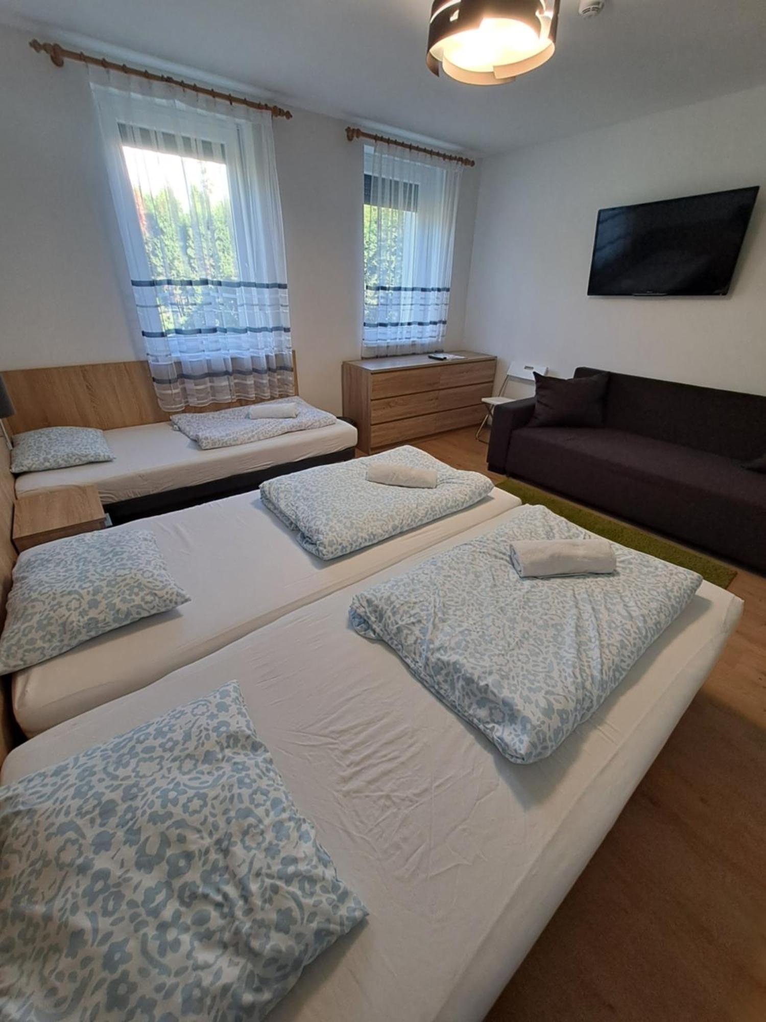 Majus 1 Vendeghaz - Torony Otel Dış mekan fotoğraf